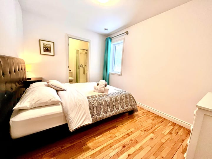 Dhoma e gjumit #2 (në katin kryesor)
Krevat dopio "queen"
Banjë më vete

Dhoma e gjumit #2 në katin përdhes 
1 krevat dopio "queen"
Banjë më vete, dush në qoshe 34 inç.