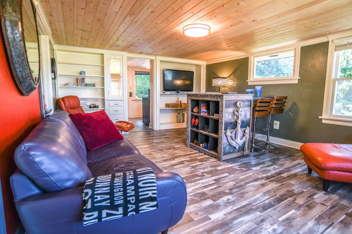 Barber Chair Beach Cottage - Bremerton, WA