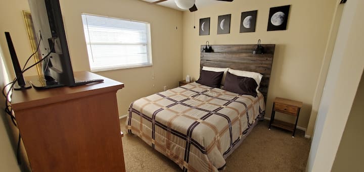Entrée dans la chambre n °1 - Avec télévision à écran plat, lit Queen Size, ventilateur de plafond avec lumière, deux tables de nuit et une grande commode