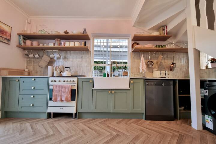 Rose cottage w/ inverter + hot tub gallery image 5