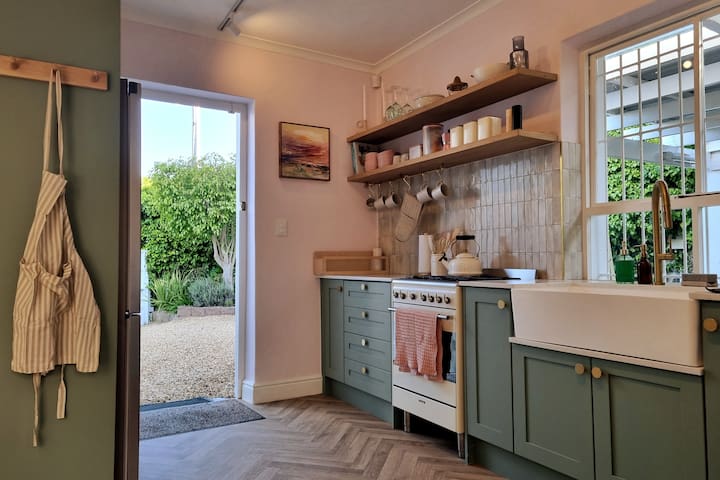 Rose cottage w/ inverter + hot tub