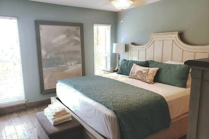 ห้องนอนใหญ่มีหน้าต่างวิวทะเล 2 บานและประตูกระจกบานเลื่อนไปยังระเบียง