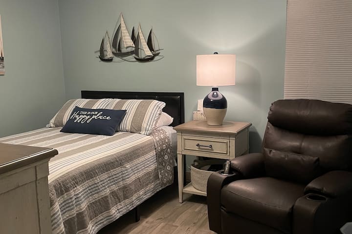 สมาชิกในครอบครัวหรือผู้เข้าพักเพิ่มเติมสามารถเพลิดเพลินกับห้องนอนที่ 2 ที่กว้างขวางของเรา (เรียกด้วยความรักว่าห้องเรือใบของเรา) พร้อมเตียงคู่และเครื่องนอนไฟฟ้าที่สะดวกสบายสำหรับการดูโทรทัศน์ในตอนท้ายของคืน  