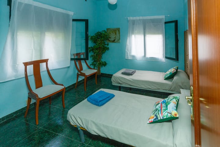 Ორადგილიანი საძინებელი 2 ტყუპი საწოლით