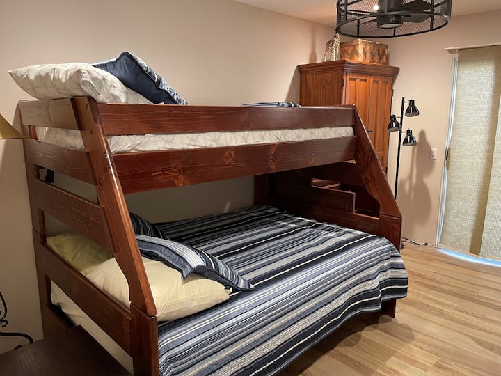 双层卧室- 1张单人床- 1张双人床-双层床下方1蒲团