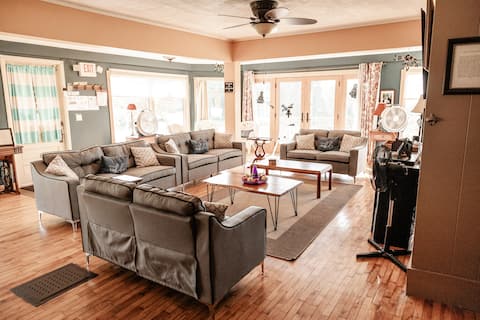 11BR Historical Home for Large Groups & Families