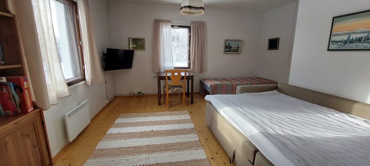 Ensimmäisen kerroksen makuuhuone kahdelle tai kolmelle