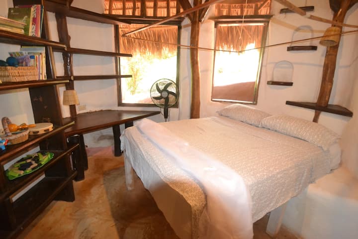 楼下是双人床，旁边是霍比特人床。楼下有双人床，旁边是儿童床/小木屋。