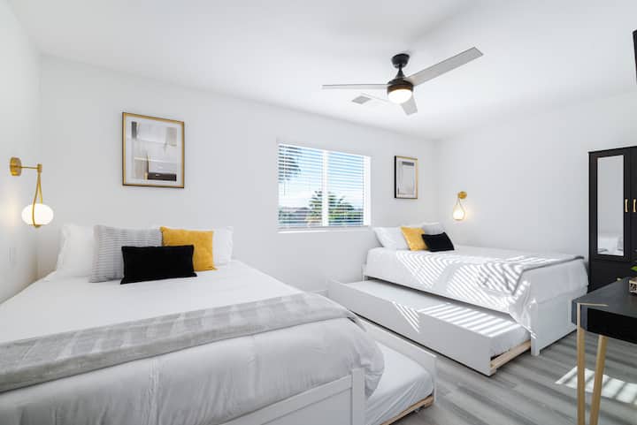 卧室# 5 ： 2张标准双人床和2张带55英寸智能LED电视的拉出式双人床