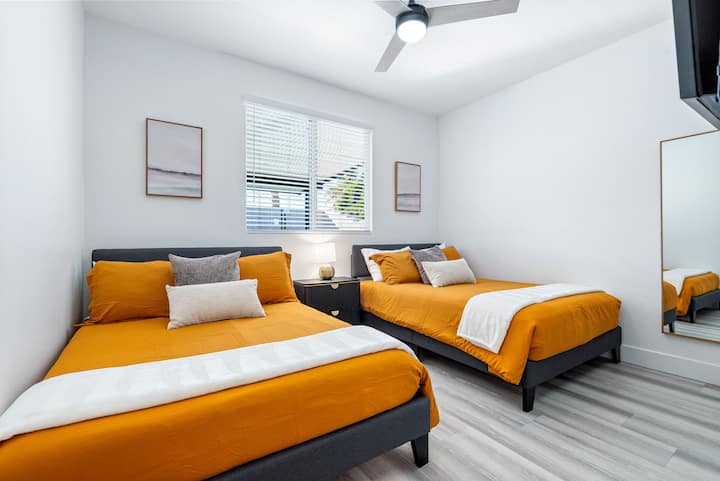 卧室# 4 ：两张双人床，带42英寸智能LED电视