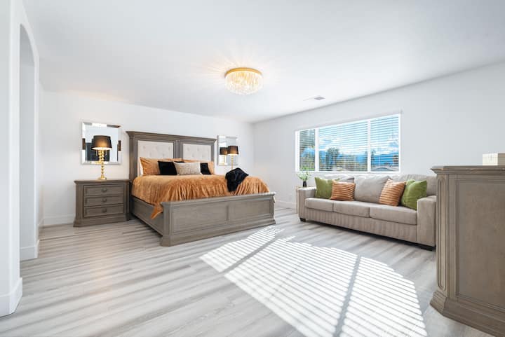 主卧：加大双人床和标准双人沙发床以及86英寸LED智能电视