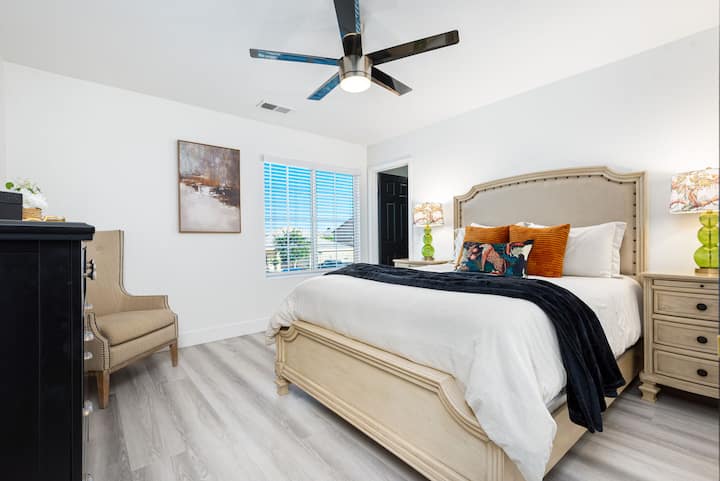 卧室# 2 ：标准双人床，配备55英寸智能LED电视和步入式衣柜