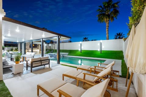 Interstellar w/Pool, Golf, & Game room/Sleeps 23!