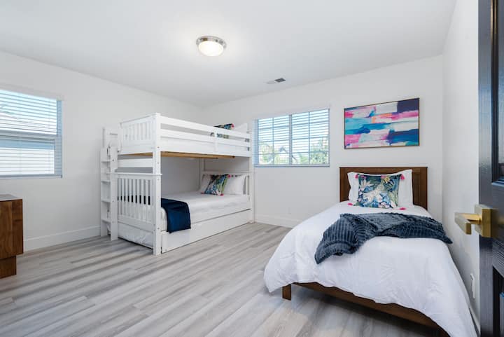 卧室# 3 ：双层床（含3张双人床）和1张单人床 