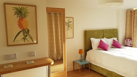 Quiet guest lodge close to city centre & Bath Uni