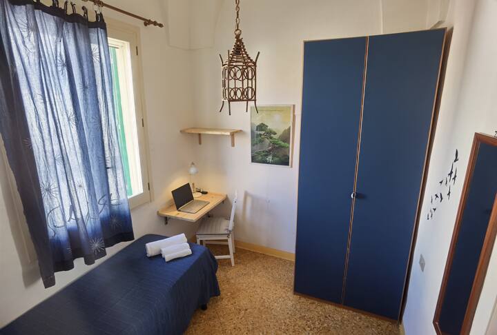 Habitación con cama individual.