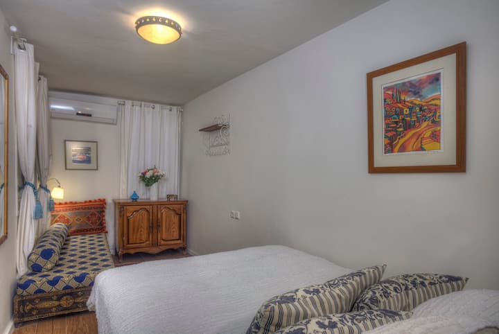 Located in a separate cottage steps from the living room, this bedroom has a double bed plus a Moroccan bed suitable for a child. Ensuite bathroom with shower. 