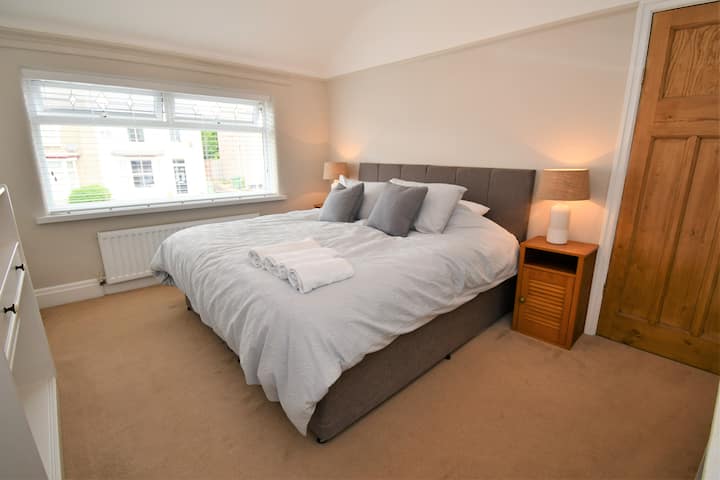 Светла, светла и удобна предна спална соба.
Може да се направи супер брачен или двоен кревет.