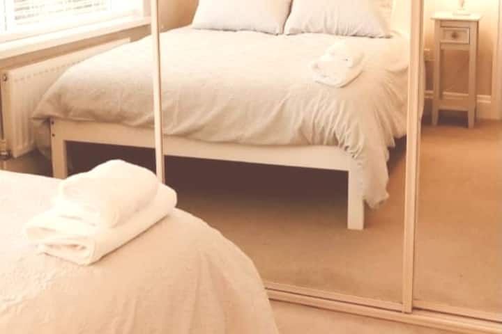 Задна спална соба со брачен кревет