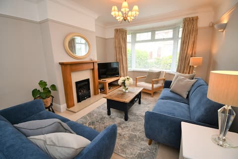 Top Airbnb: Dale Cottage- fab base for families or golfers! in Heswall