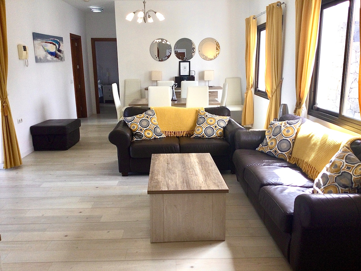 Top Airbnb: Villas Blancas. Villa Blackrock. WiFi. Air Conditioning. in Yaiza