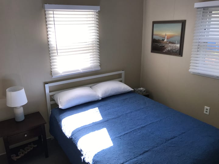 नए गद्दे। आपके आराम के लिए हमारे पास हमेशा अतिरिक्त शीट सेट और कंबल होते हैं।