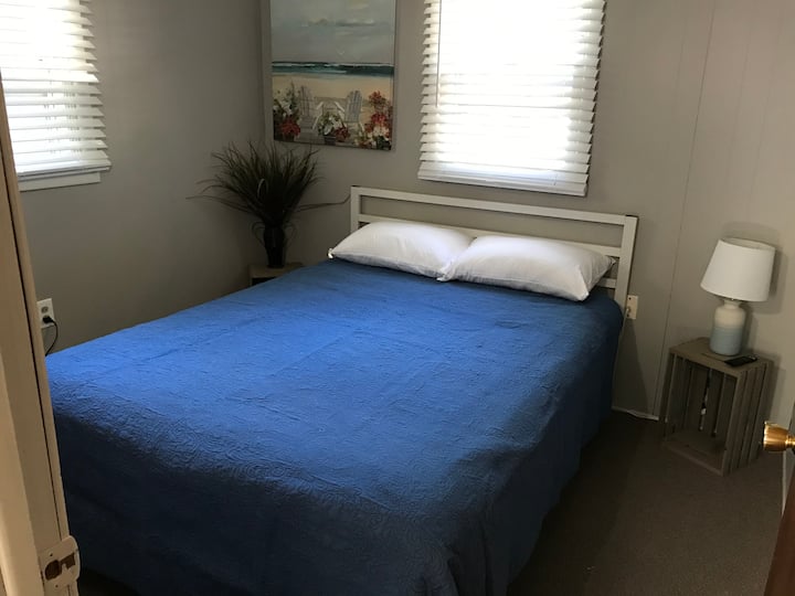 दो बेडरूम, जिनमें बिल्ट - इन स्टोरेज और अलमारी की जगह है। गर्मियों में अलग - अलग हीट कंट्रोल और ए/सी यूनिट। 