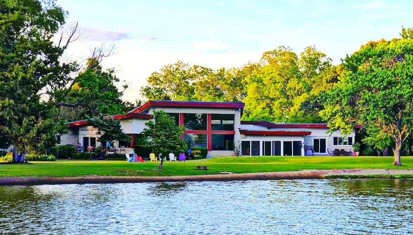 MidCentury-Modern Lakefront Near Bay & Beach