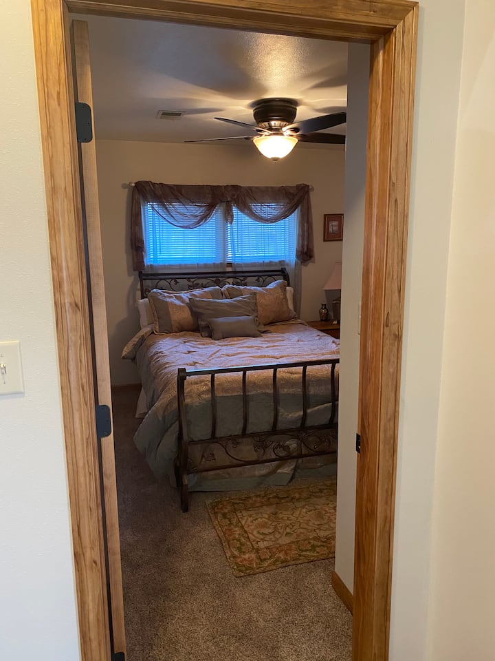 Slaapkamer #2 Queen size bed met badkamer 