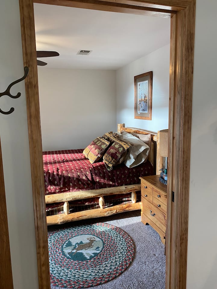 Slaapkamer #1 heeft een queensize bed en kast