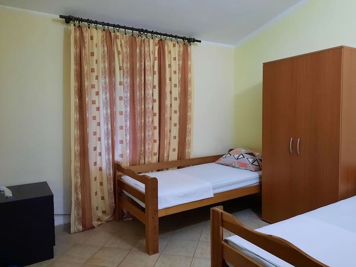 spálňa s dvoma samostatnými lôžkami