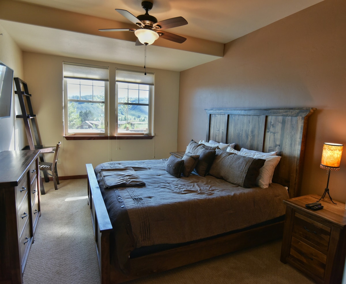 استرخ على السرير الكبير في غرفة النوم الرئيسية، أو استخدم المكتب إذا كنت بحاجة إلى إنهاء القليل من العمل من الطريق!