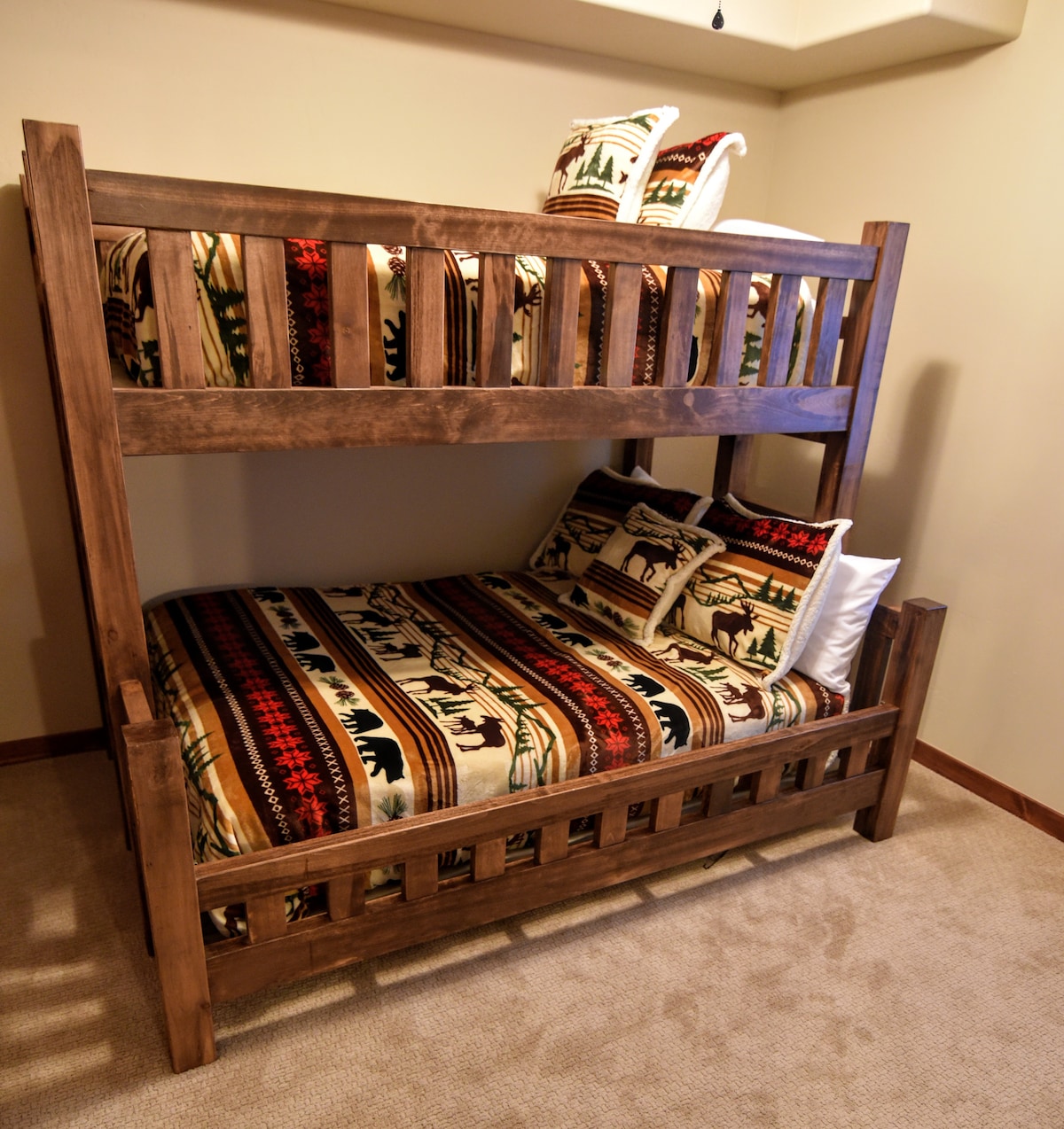 سرير مزدوج بطابقين كاملين في غرفة النوم الثانية مع خزانة وتلفزيون روكو مع Netflix