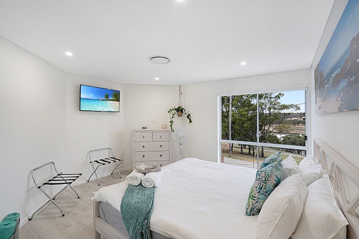 Moogerah Lakehouse #4 -  Bedroom King Bed