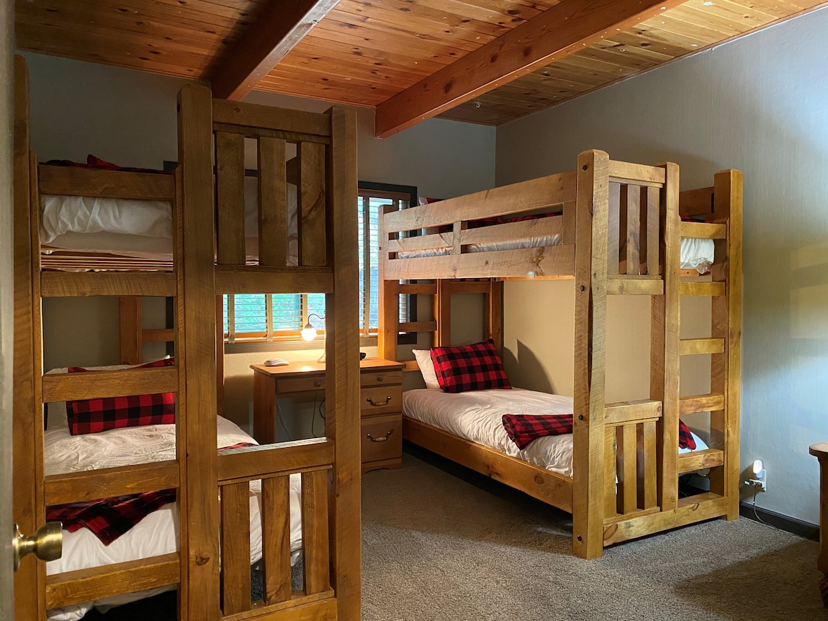 Habitación de invitados #2 con dos juegos de literas individuales XL y un escritorio (¡¿quién trabaja de vacaciones?)