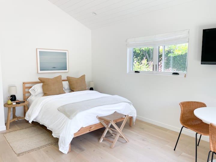 Eneo la chumba cha kulala - mashuka ya kifahari, godoro la povu la kumbukumbu, godoro la povu la kumbukumbu, duvet ya hypoallergenic na mito inayounga mkono. 