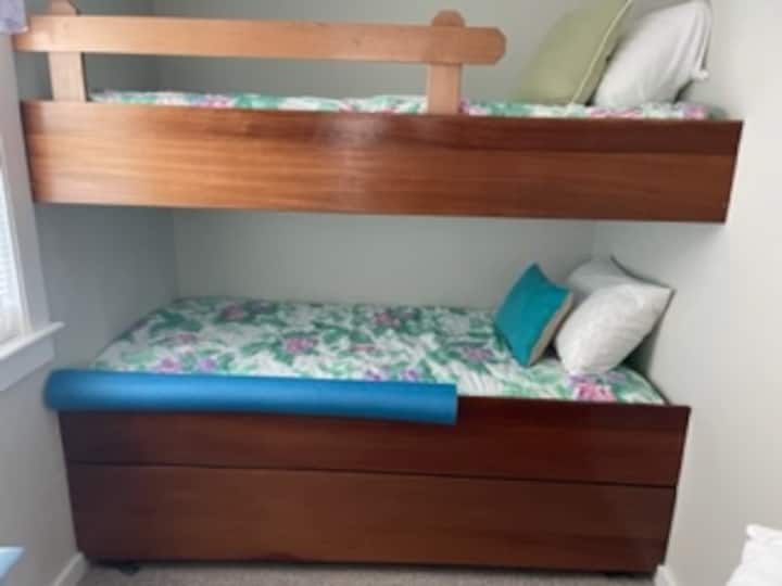 Kleines Zimmer mit Etagenbetten und Ausziehbett.