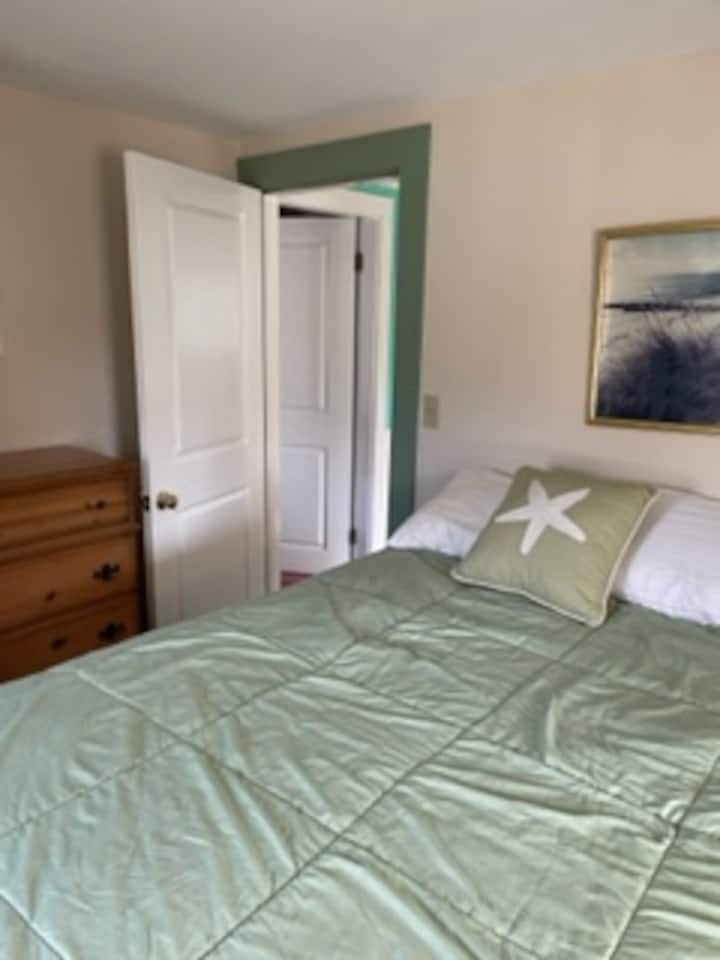 Schlafzimmer mit Queensize-Doppelbett