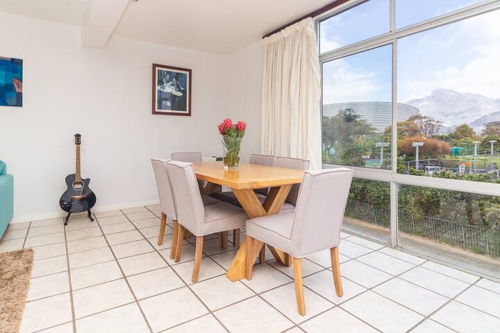 Beautiful Beachfront Apartment in Moullie Point gallery image 4