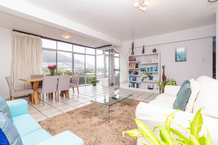 Beautiful Beachfront Apartment in Moullie Point gallery image 3