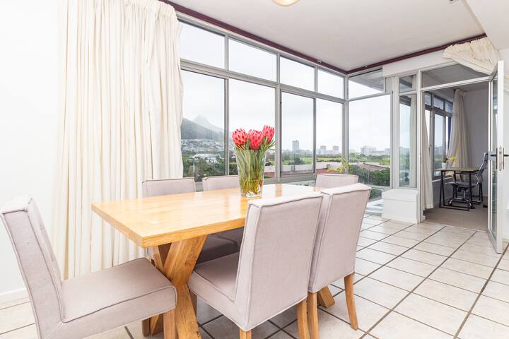 Beautiful Beachfront Apartment in Moullie Point gallery image 5