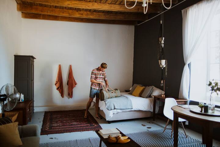 لا يزال متجر تريدسمان في شكله الأصلي مع عوارض خشبية وسقف طيني. 