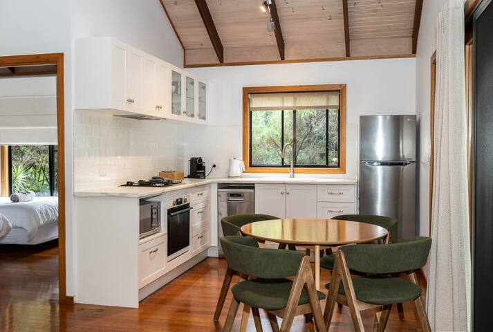 Lake Weyba Noosa 2 bedroom cosy spa cottage