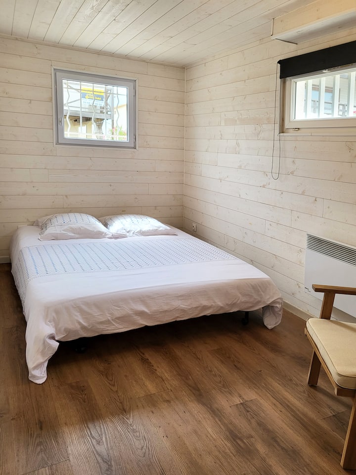 غرفة نوم بمساحة 12 مترًا مربعًا بسرير 160