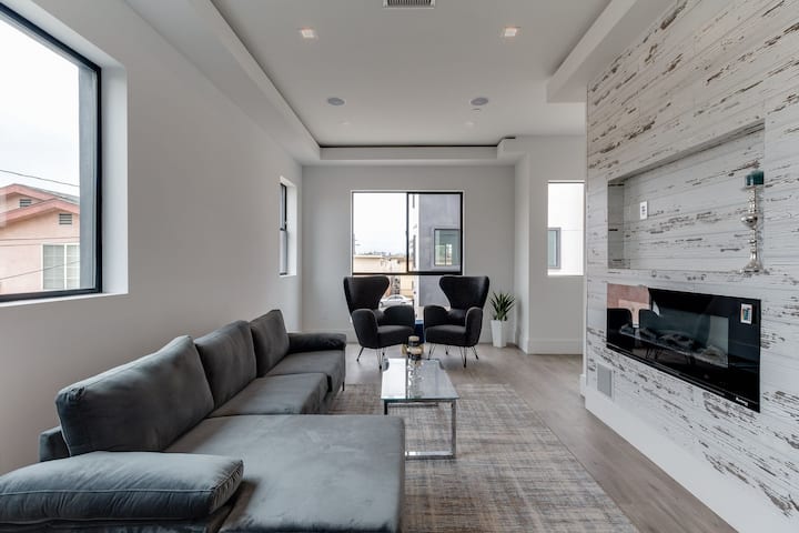 Luxury Modern 4 Bed 4 Bath Home With Rooftop Deck - Los Angeles, CA