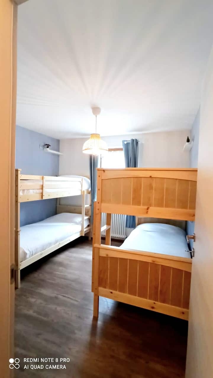 Dormitorio doble con literas y vista al jardín