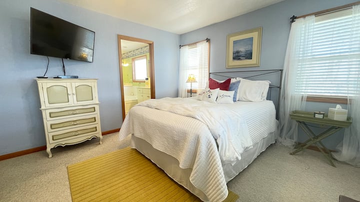 Chambre principale avec vue sur la salle de bain attenante !