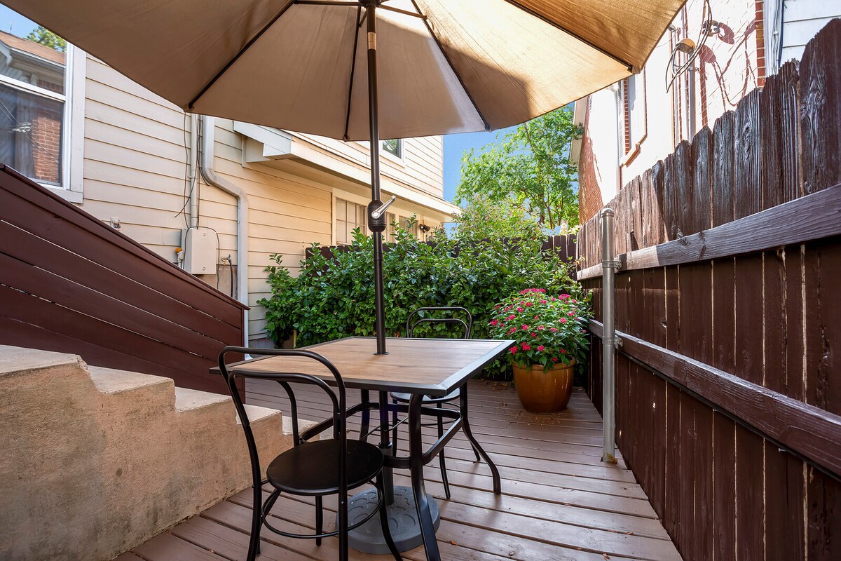 Modern Townhome Easy walk to SoCo, Pool open!