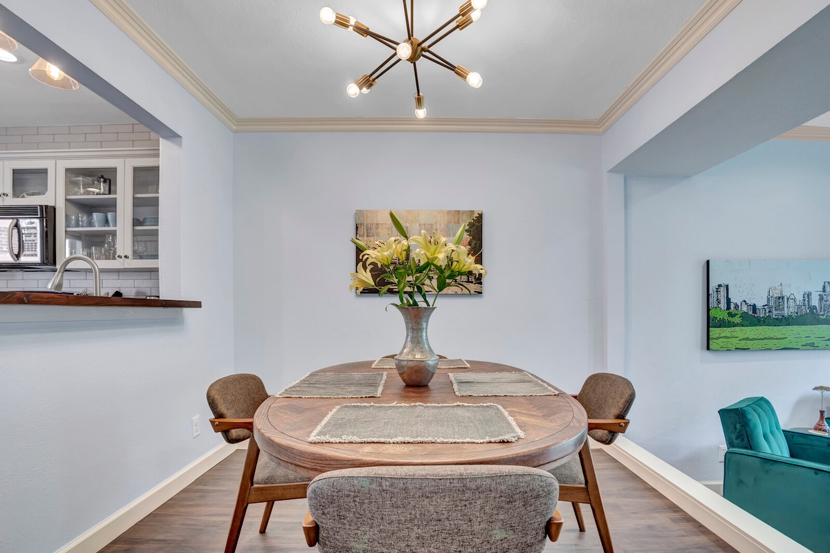 Modern Townhome Easy walk to SoCo, Pool open!