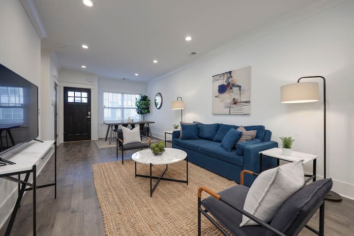 Broadway Escape | Prime Location + Gate Parking